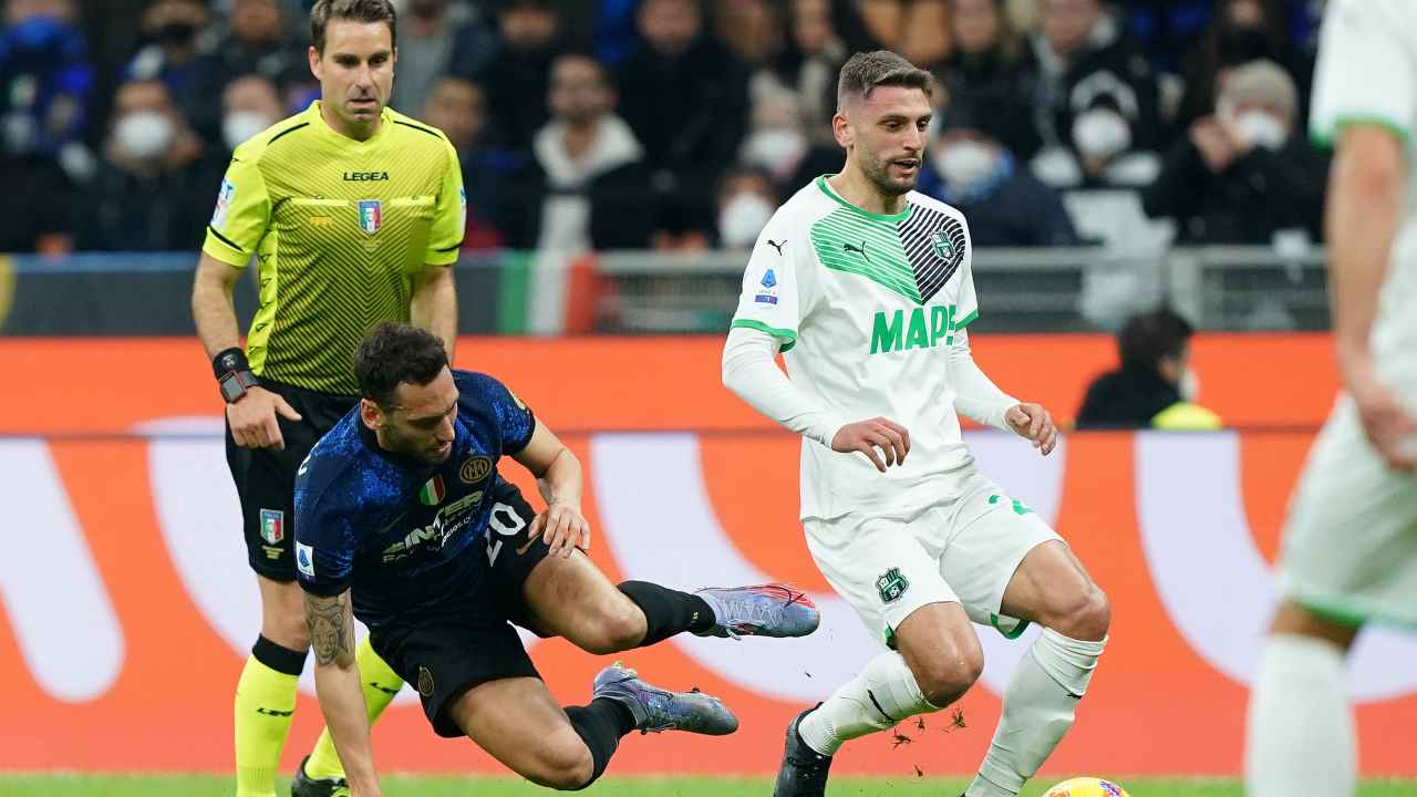 Il contrasto tra Calhanoglu e Berardi