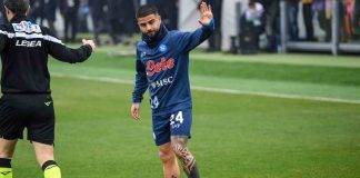 Napoli, Insigne saluta