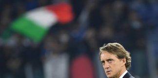 Roberto Mancini con lo sguardo rivolto verso l'alto