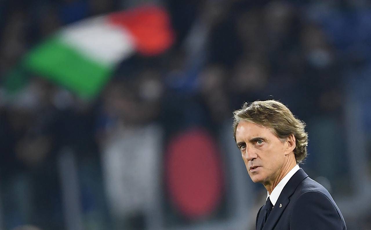 Roberto Mancini con lo sguardo rivolto verso l'alto