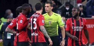 I calciatori del Milan protestano con l'arbitro Marchetti