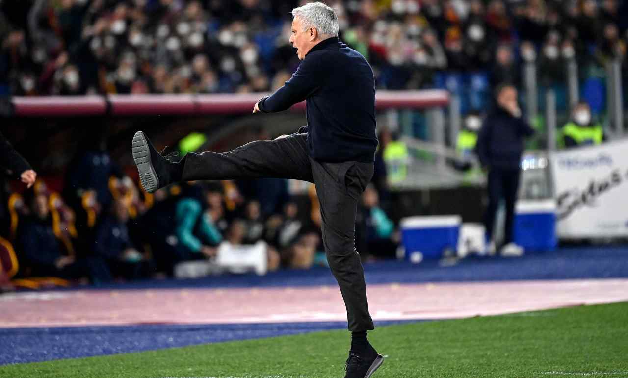 Mourinho calcia il pallone in tribuna