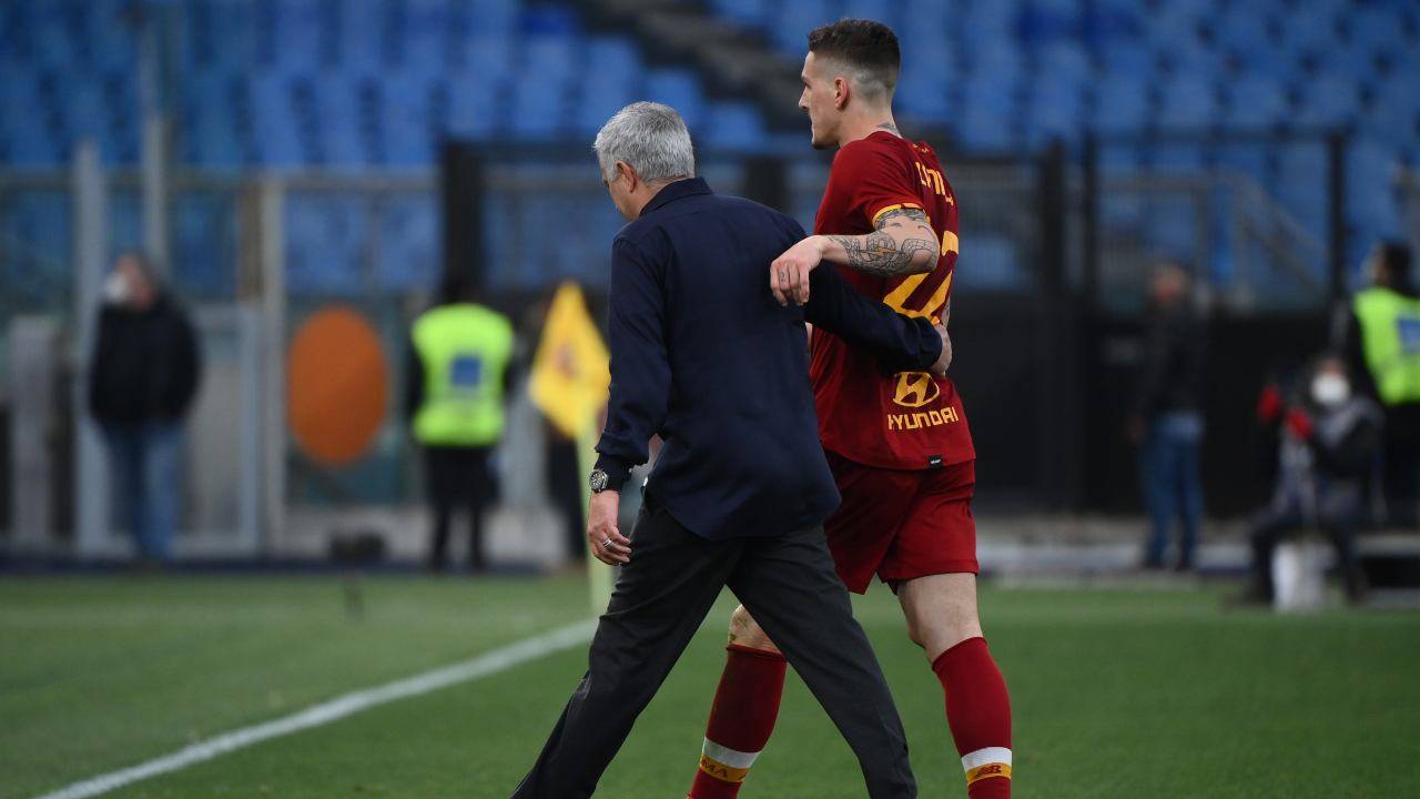 Mourinho accompagna Zaniolo fuori dal campo