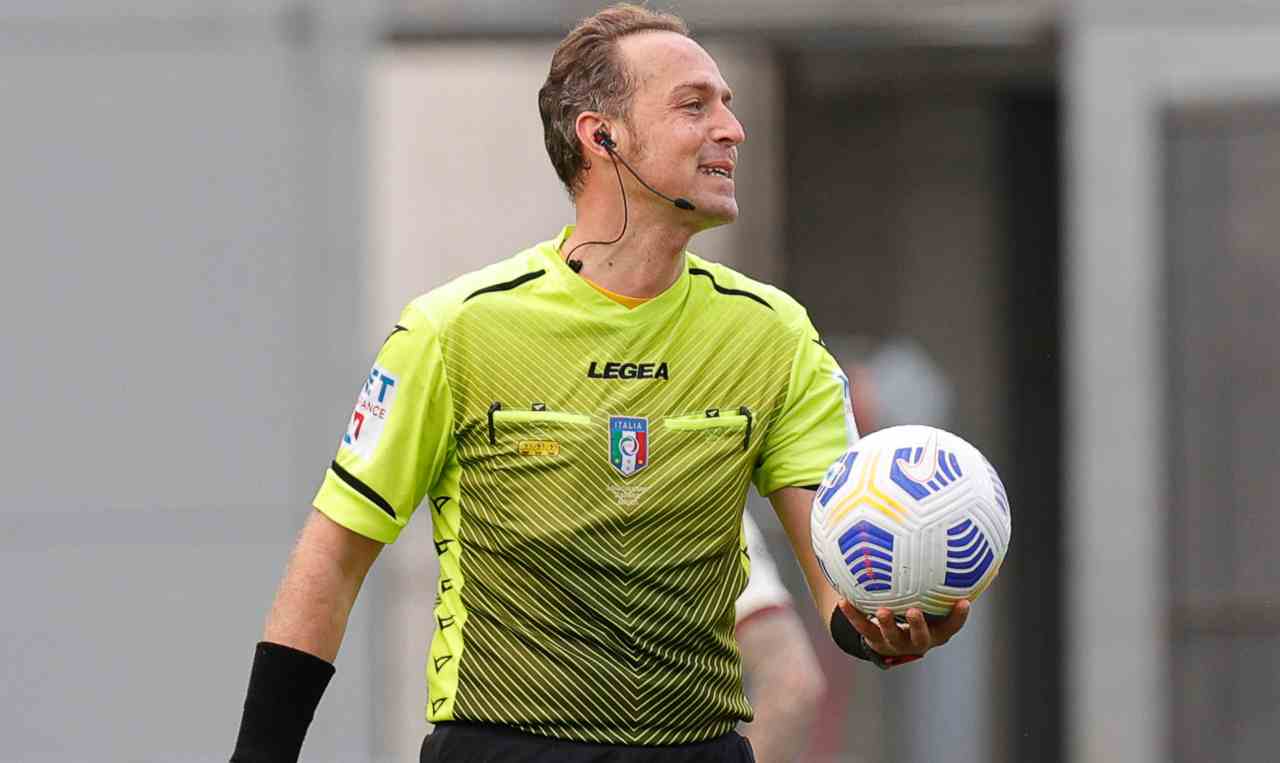 Roma-Verona, L'arbitro Pairetto col pallone in mano