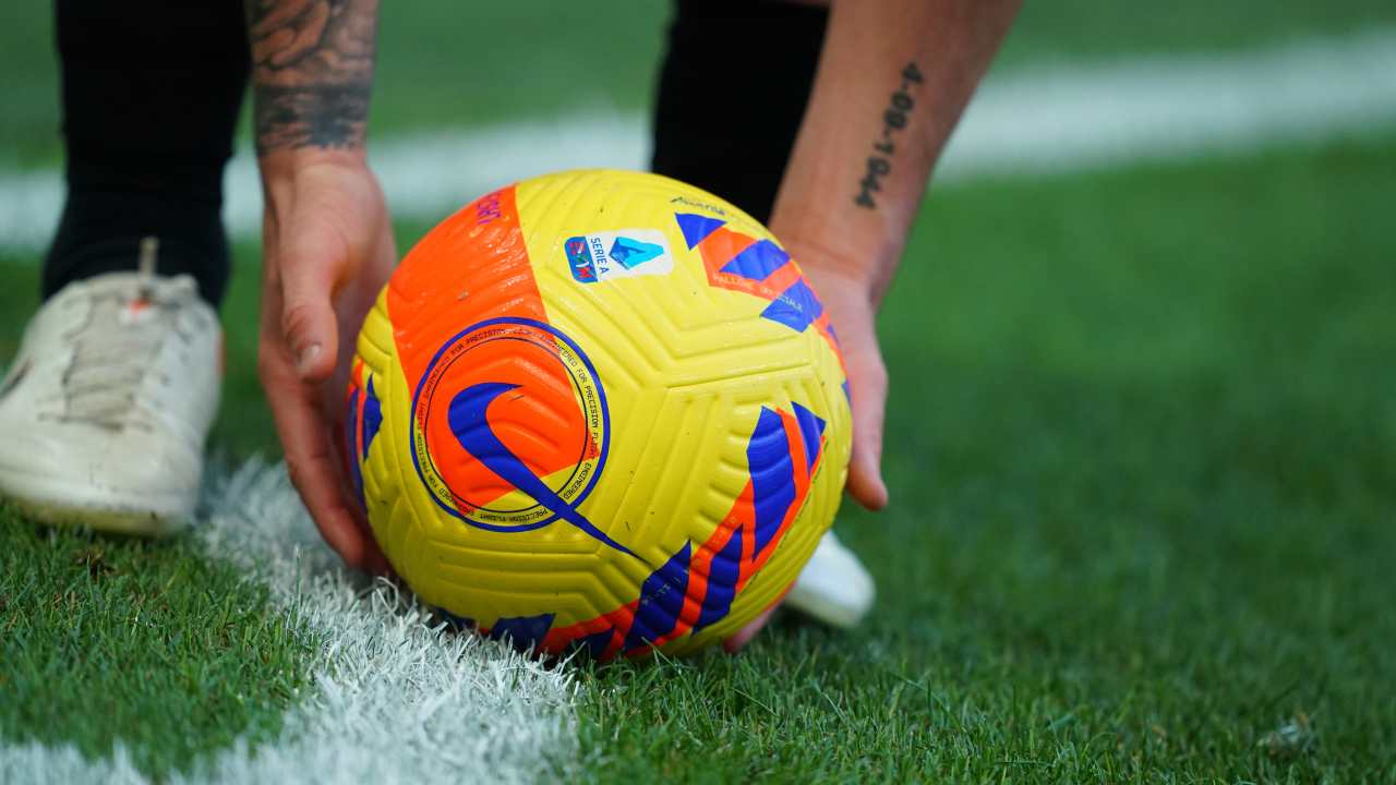 Tonali sistema il pallone della Serie A