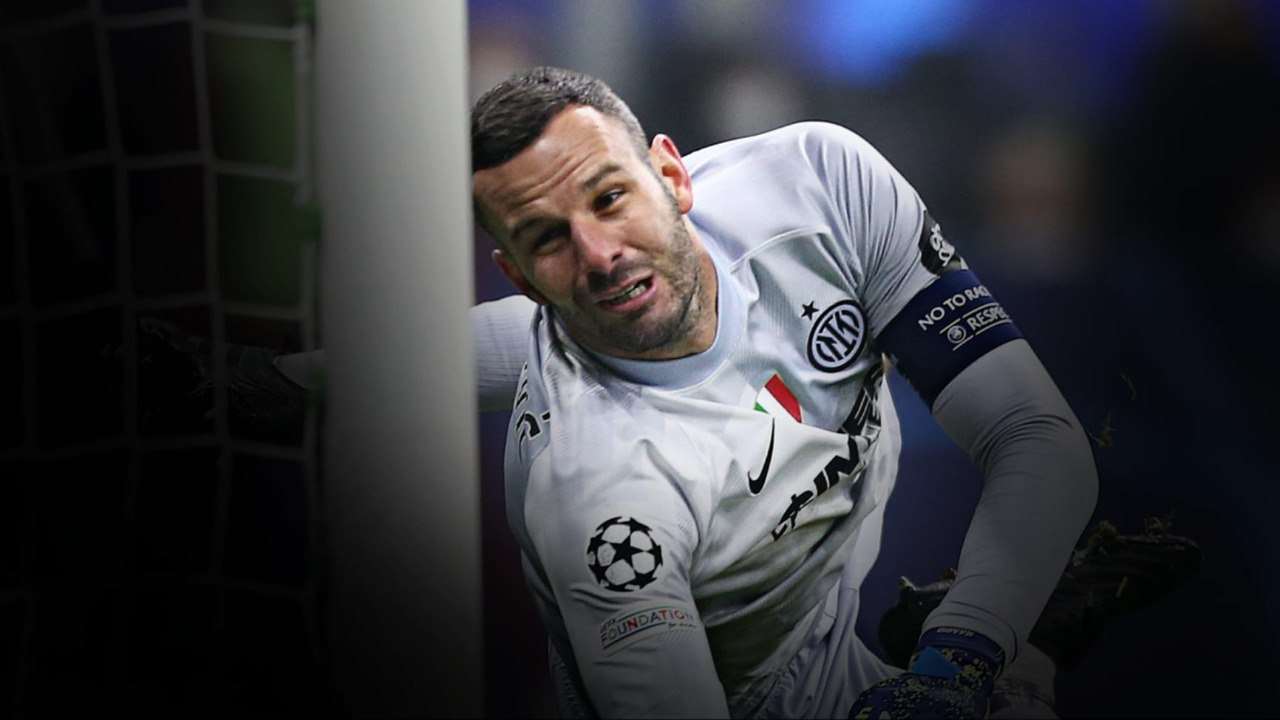 Handanovic cerca di parare 