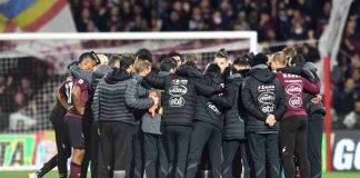 Salernitana riunita in cerchio dopo Salernitana-Milan