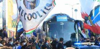 Tifosi dell'Inter accolgono il bus nerazzurro