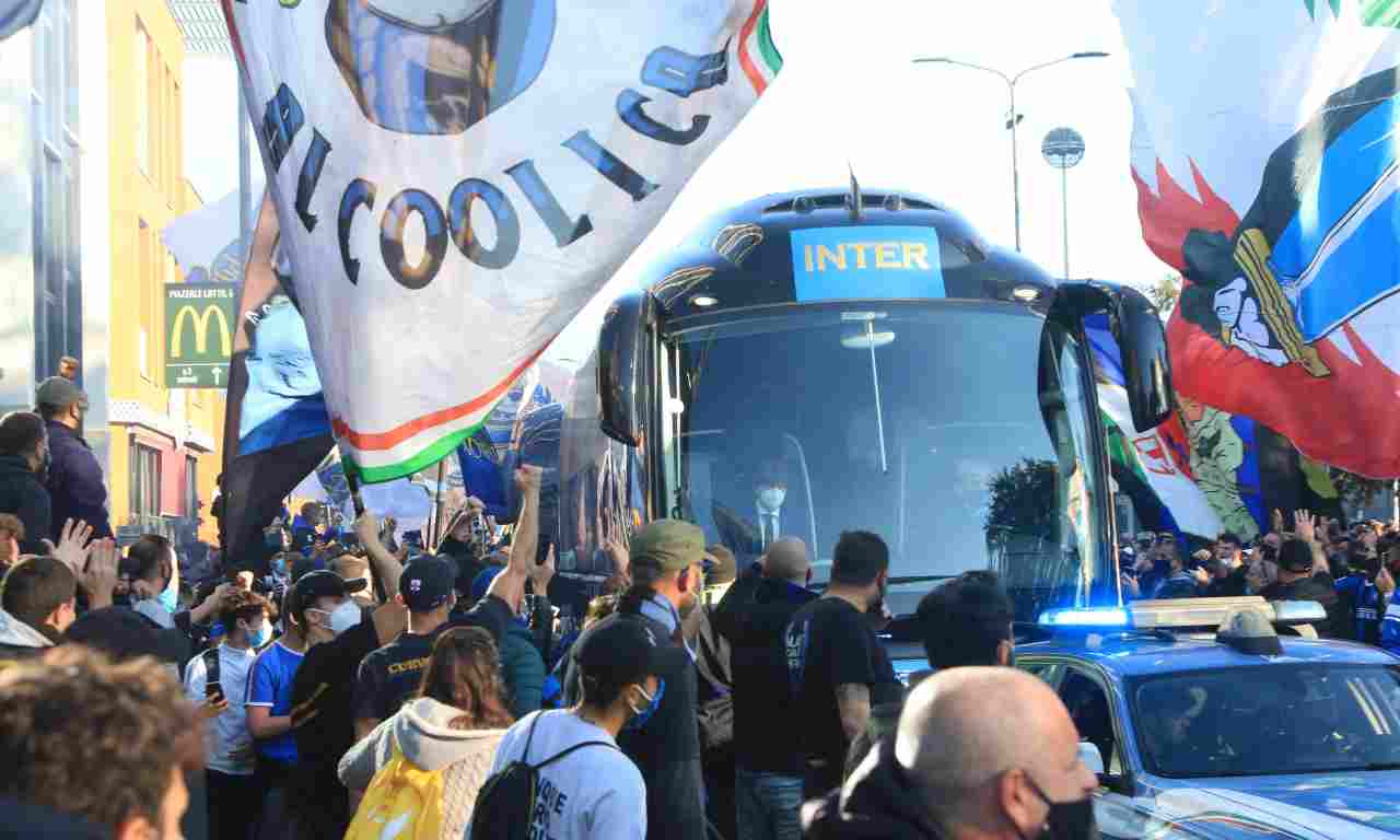 Tifosi dell'Inter accolgono il bus nerazzurro