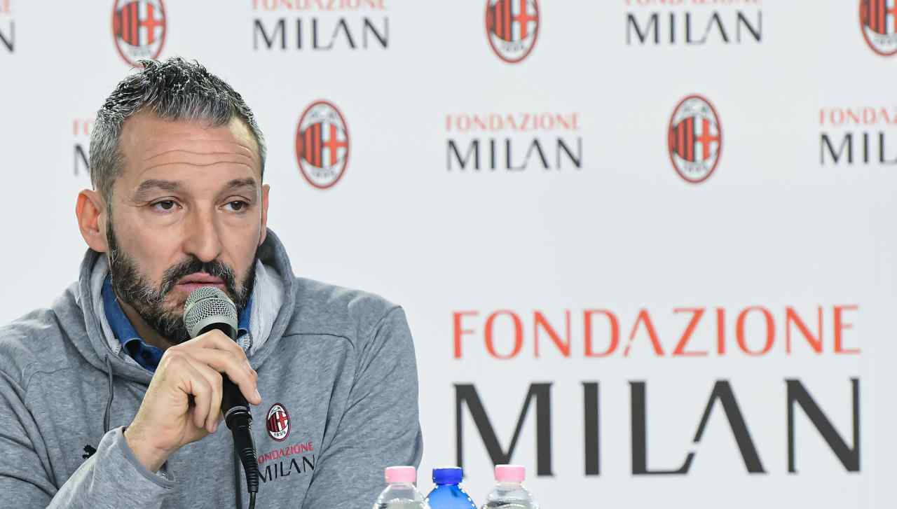 Zambrotta  durante una conferenza stampa