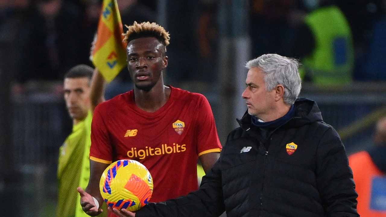 Mourinho passa la palla ad Abraham Roma