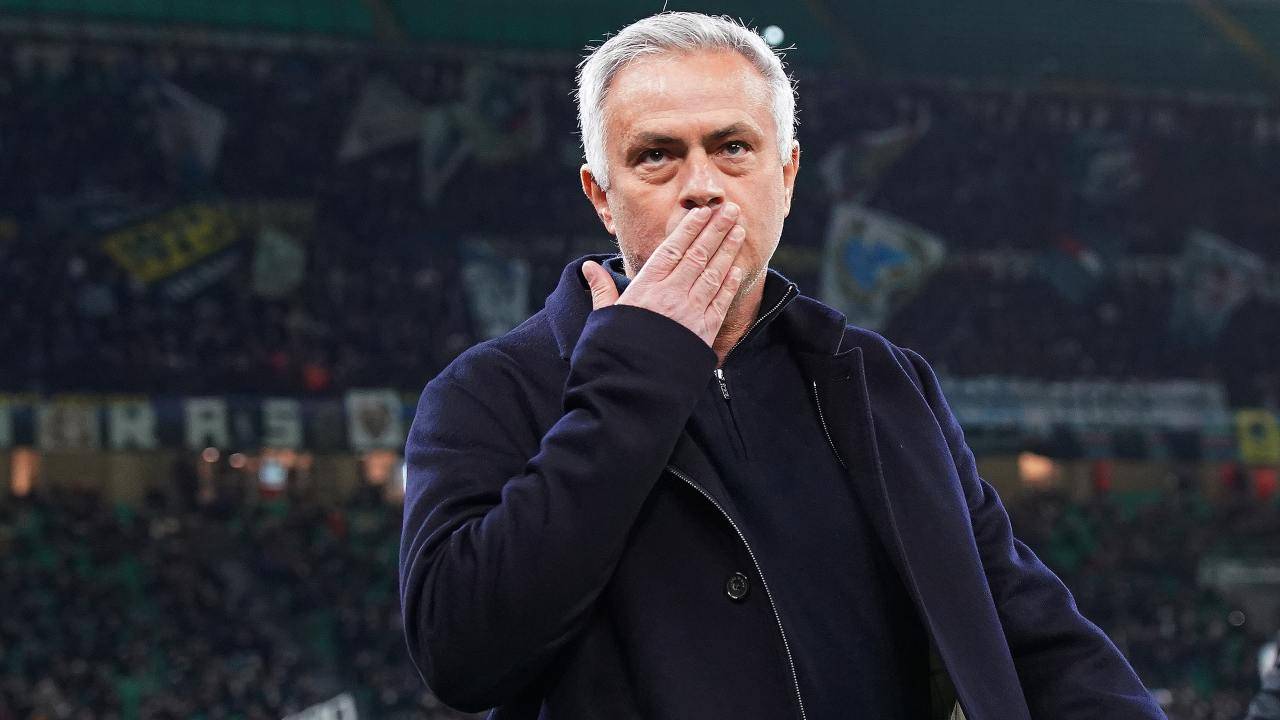 Josè Mourinho dà un bacio