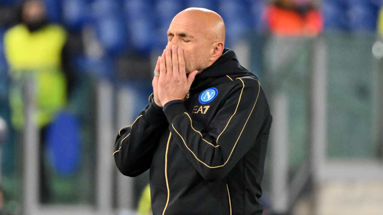 Spalletti si tocca il viso preoccupato Napoli