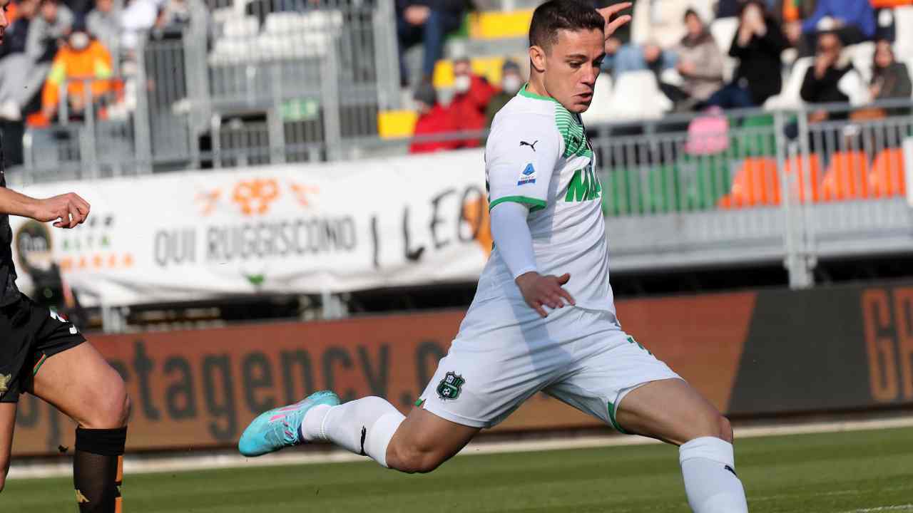 Raspadori calcia il pallone Sassuolo