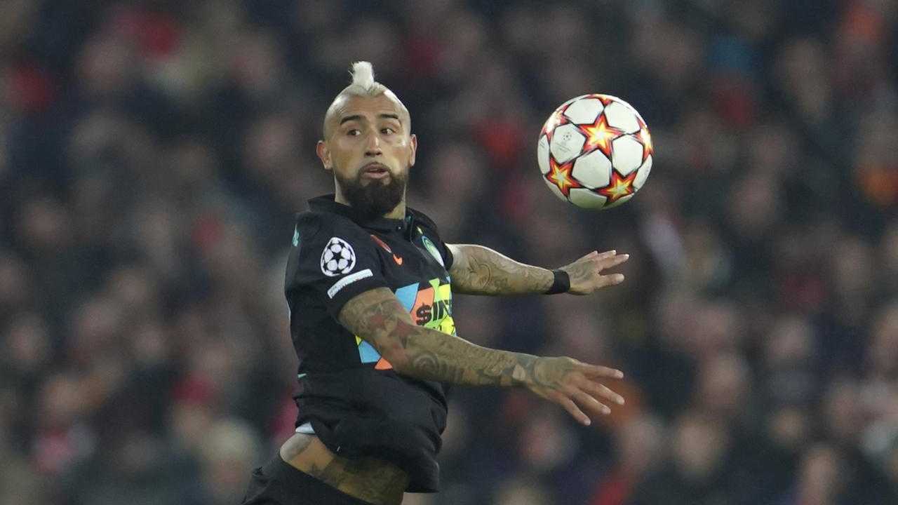 Vidal salta verso il pallone Inter