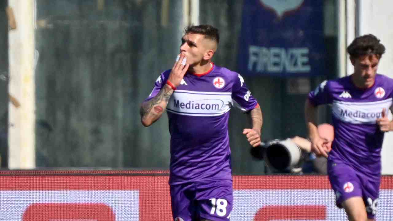 Torreira esulta e manda baci ai tifosi Fiorentina