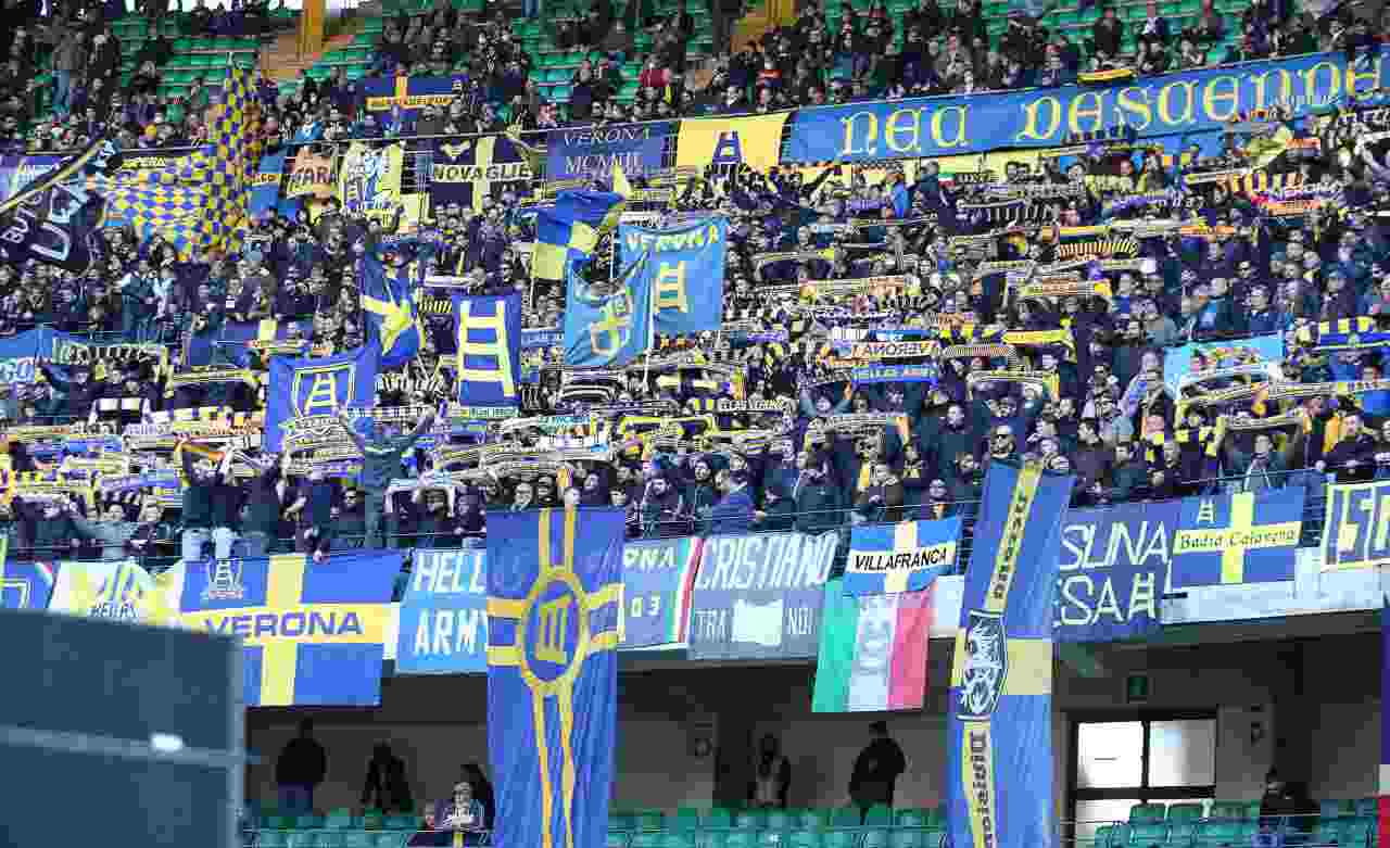 Tifosi del Verona contro il Napoli