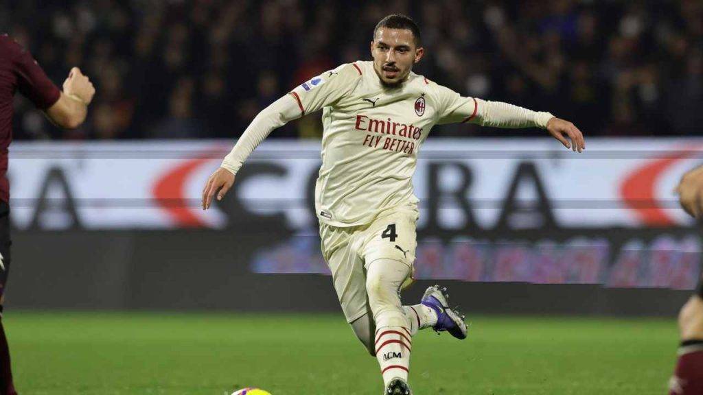 Bennacer con la maglia del Milan