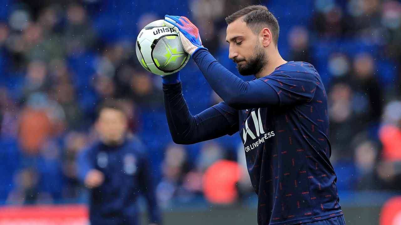 Donnarumma palleggia pensieroso