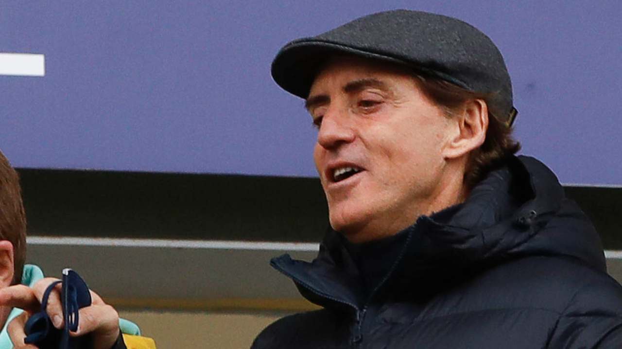 Mancini sorride e indica davanti Italia