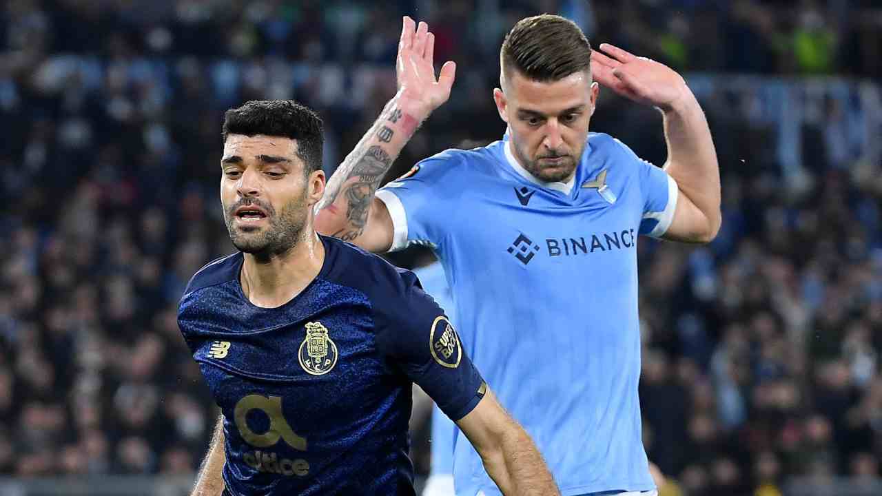 Milinkovic-Savic alza le mani per non intervenire sull'avversario