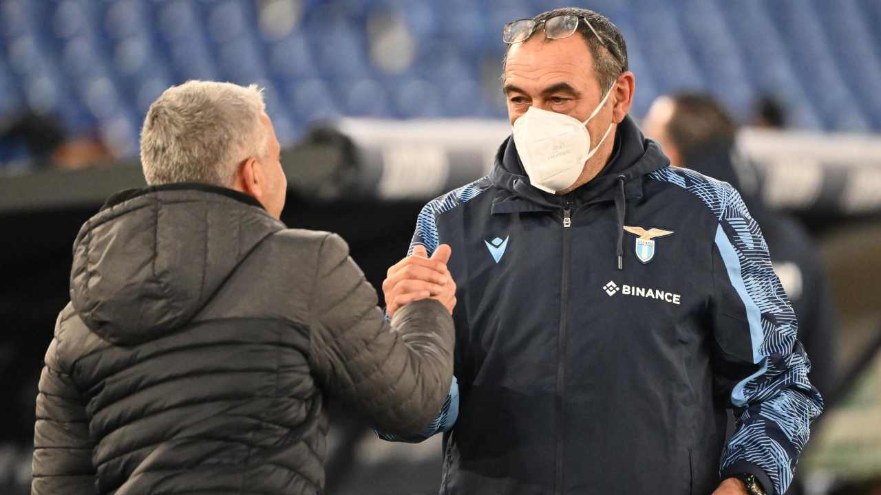 Sarri stringe la mano