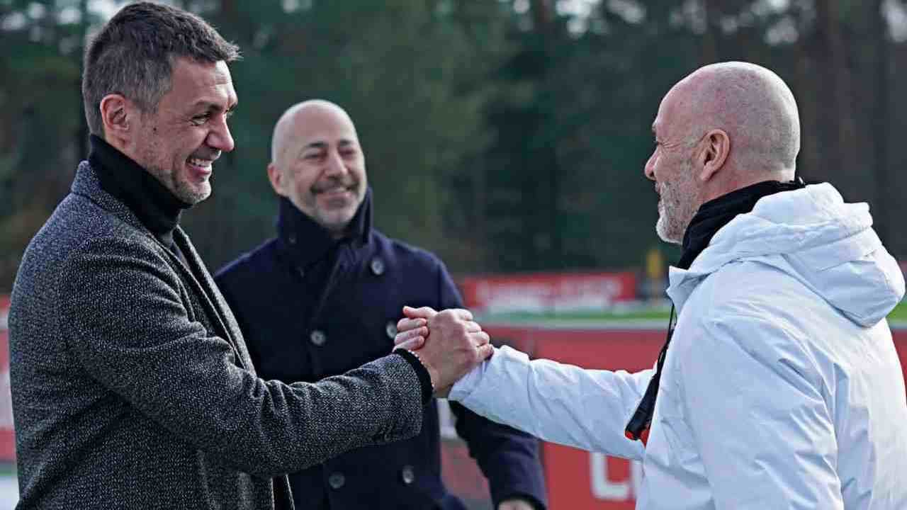 Pioli e Maldini si stringono la mano e sorridono Milan