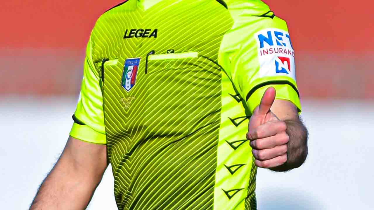 L'arbitro mostra il pollice all'insù