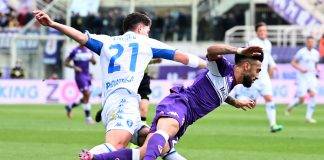 Fiorentina-Empoli, Gonzalez contrastato da Cacace