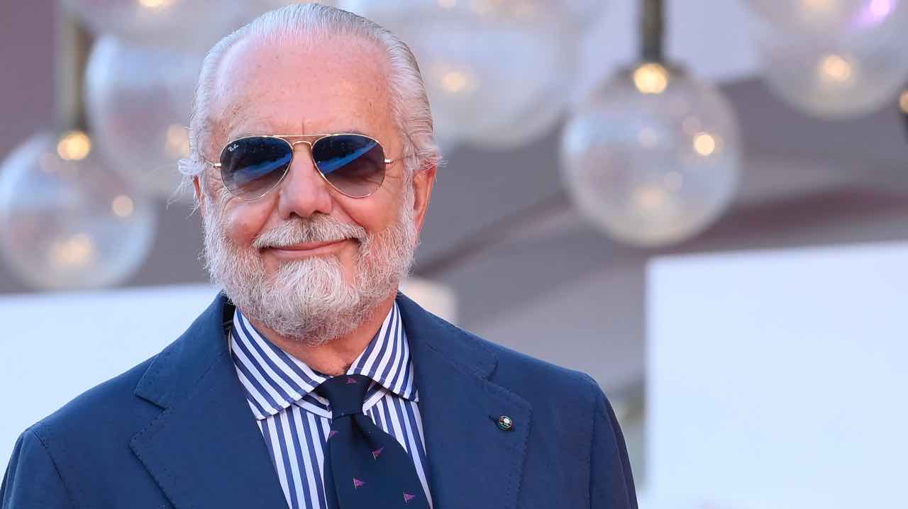 Napoli, De Laurentiis sorride