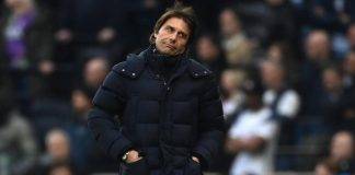 Conte fa una smorfia