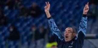 Sarri alza le braccia al cielo