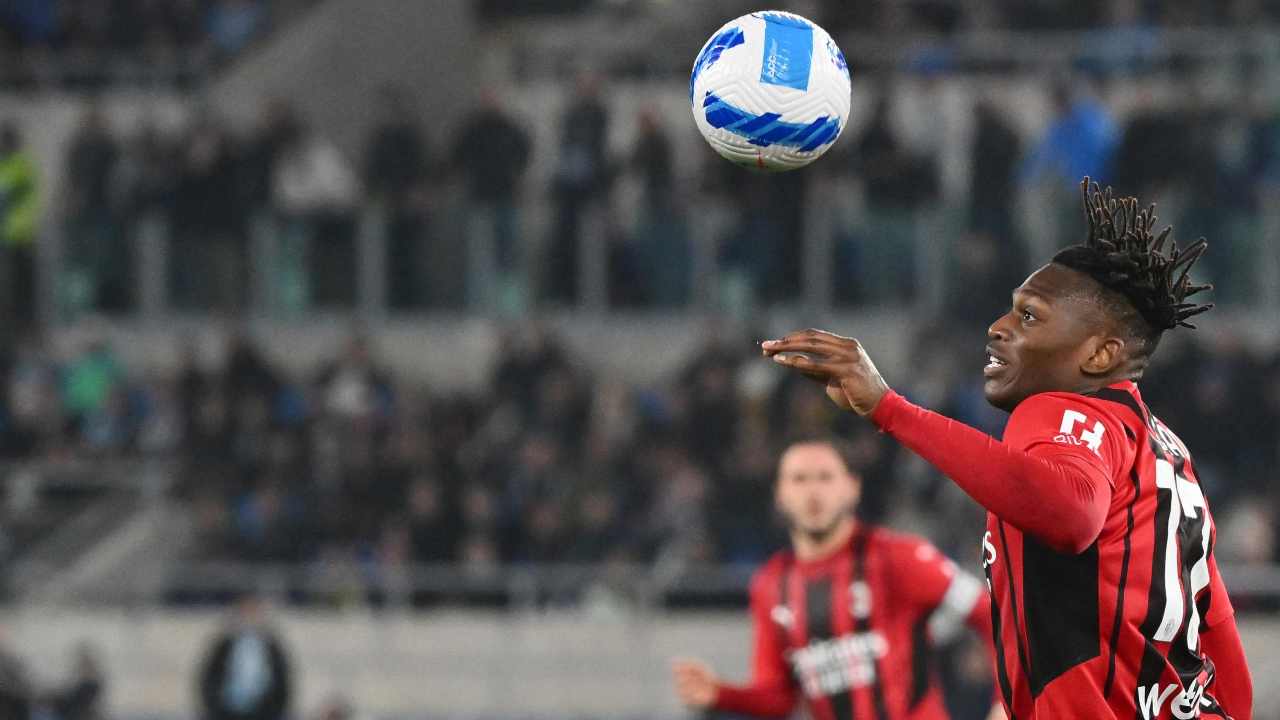 Leao verso il pallone Milan