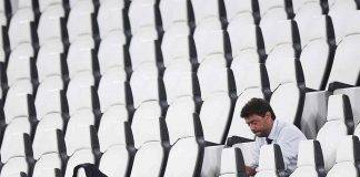 Juve, Agnelli a testa bassa seduto in tribuna