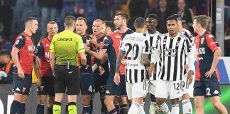 Genoa-Juventus, calciatori rossoblù a colloquio con l'arbitro