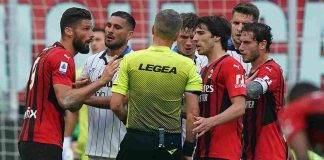 Milan-Atalanta, calciatori a colloquio con l'arbitro