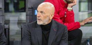 Milan, Pioli seduto in panchina