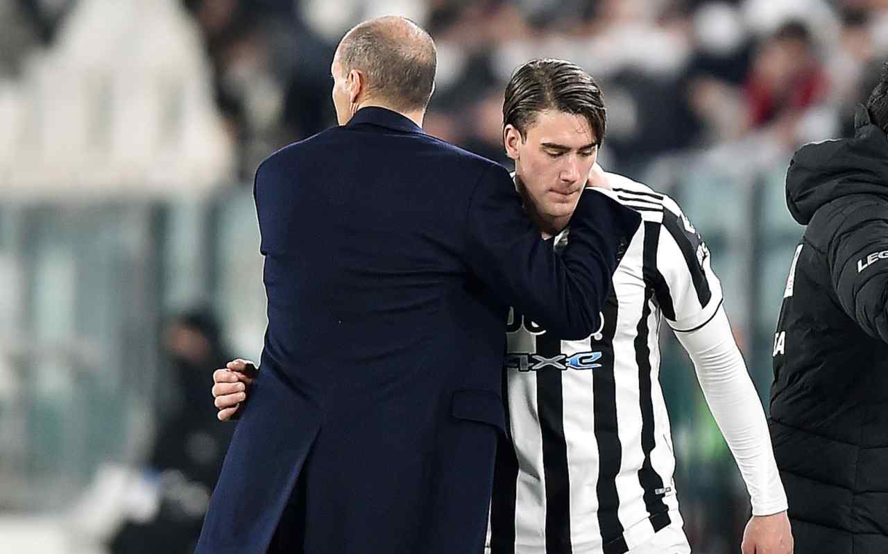 Juventus, Vlahovic e Allegri si abbracciano