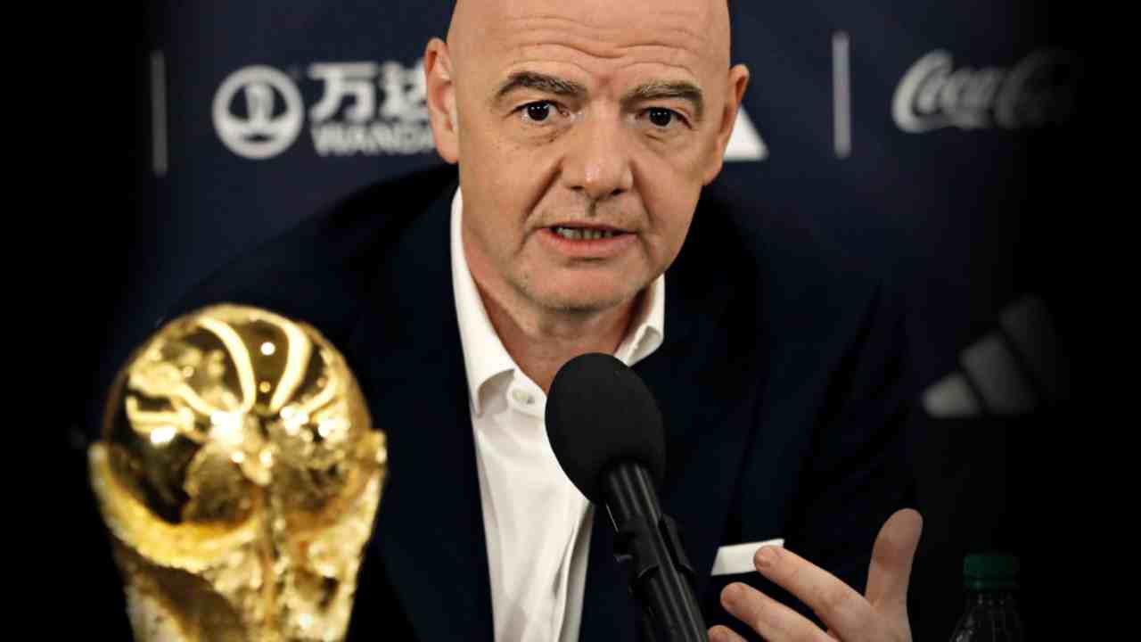 Infantino con la Coppa dei Mondiali