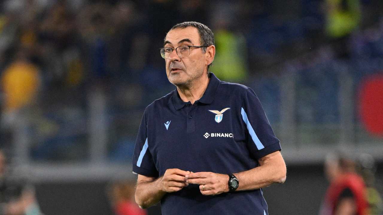 Sarri guarda verso il campo concentrato Lazio