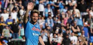 Mertens saluta i tifosi