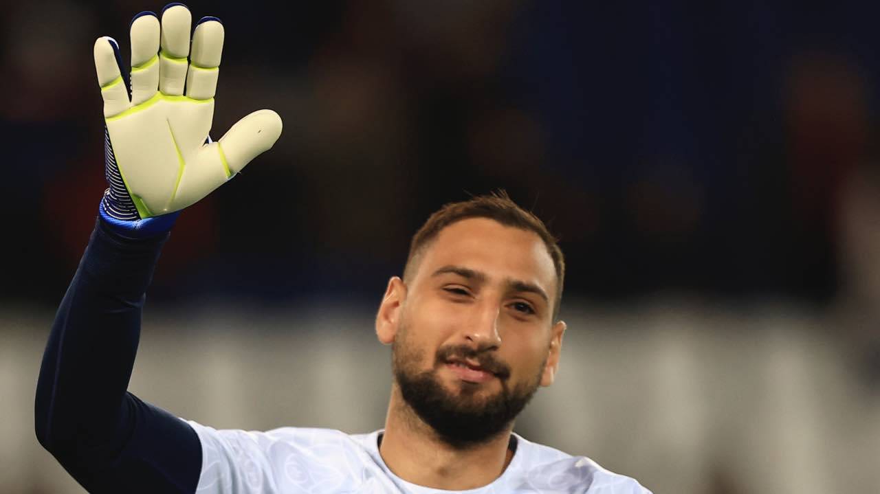 Donnarumma saluta i tifosi