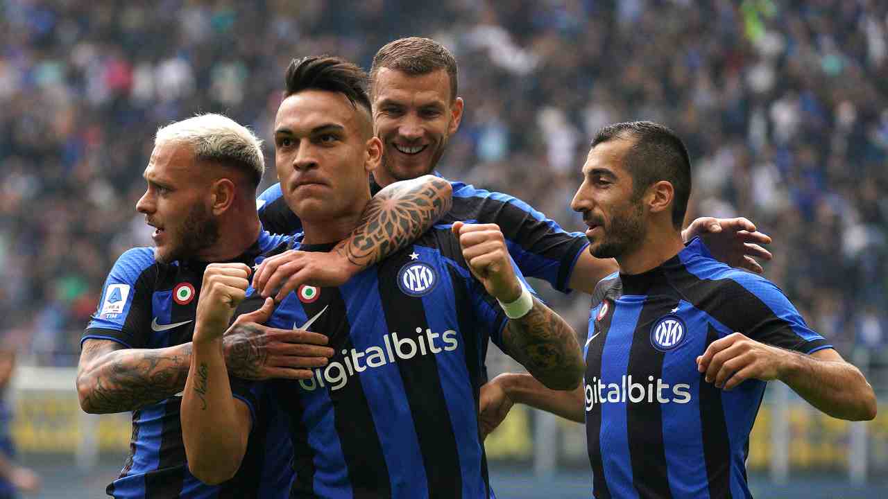 Giocatori dell'Inter si stringono intorno a Lautaro Martinez