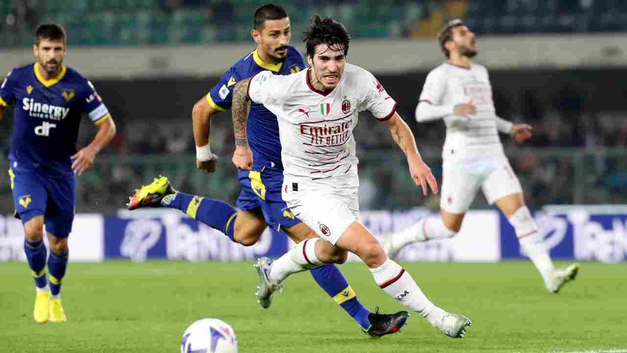 Sandro Tonali in azione con il Milan