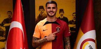 Icardi in posa con la maglia del Galatasaray