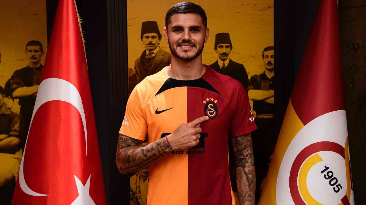 Icardi in posa con la maglia del Galatasaray