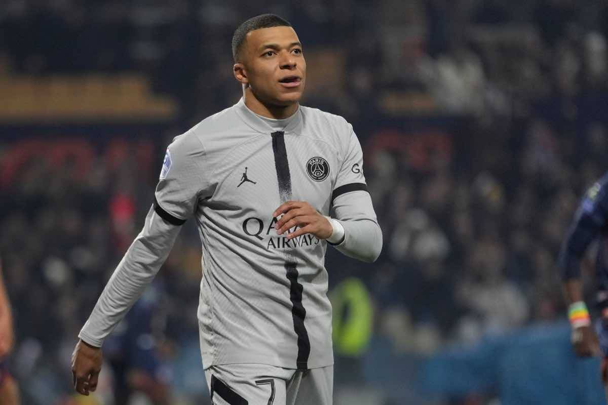 Mbappé osserva