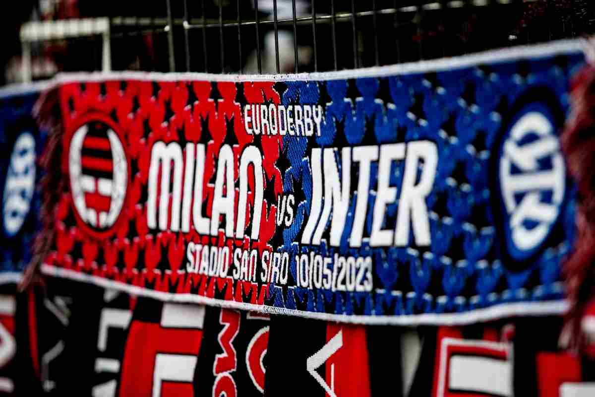 Sciarpa Milan Champions League di seconda mano per 25 EUR su