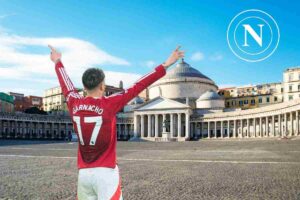 Alejandro Garnacho, con la maglia del Manchester United, saluta Piazza del Plebiscito e il logo del Napoli