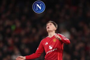 Alejandro Garnacho del Manchester United guarda lo scudetto del Napoli